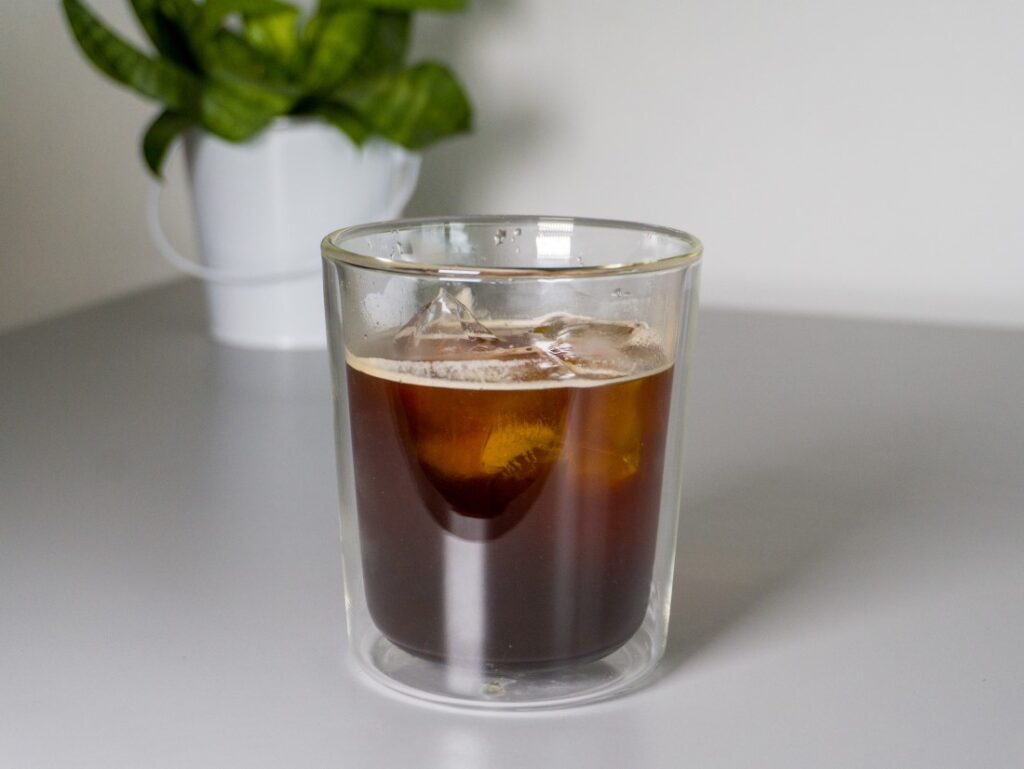 cold brew v pohári DeLonghi