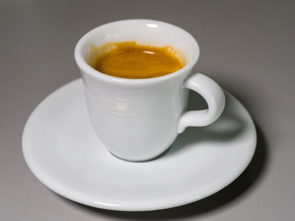 espresso v šálke DeLonghi