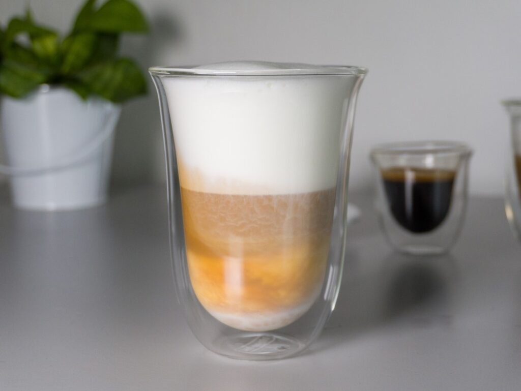 latte macchiato v pohári DeLonghi