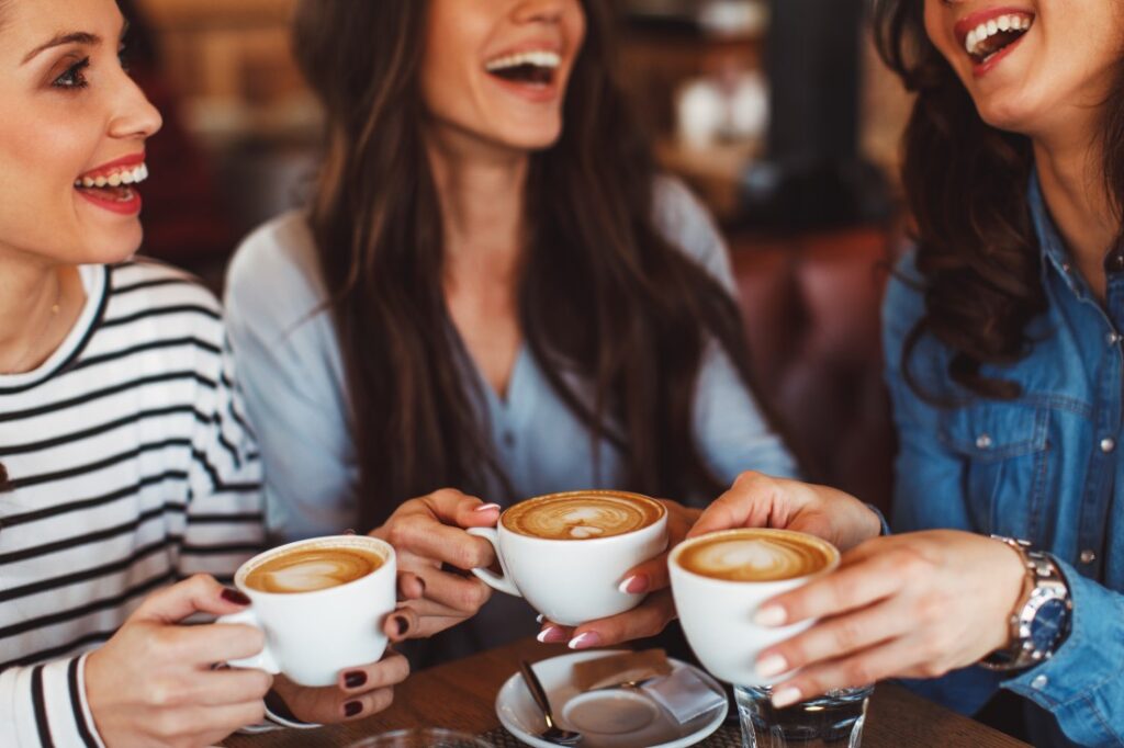 účinky kofeínu - tri kamarátky s cappuccinom