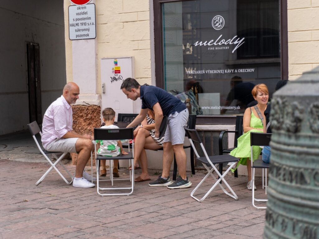 Rišo z Melody Roastery obsluhuje zákazníkov