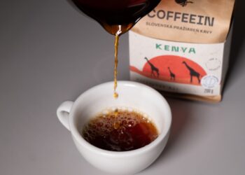 Kenya Kirinyaga Kii - nalievanie filtrovanej kávy