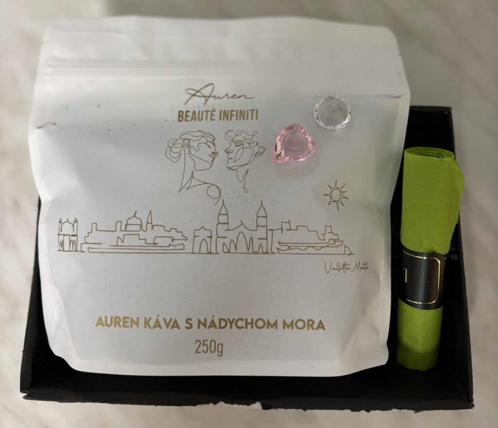 Versaceho káva s nádychom mora - takto nám prišla aj s fajnovým balzamom na pery