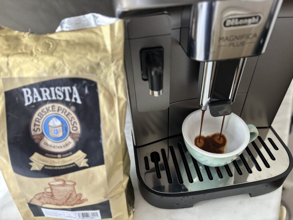 Štrbské Presso Barista - príprava espressa na automatickom kávovare