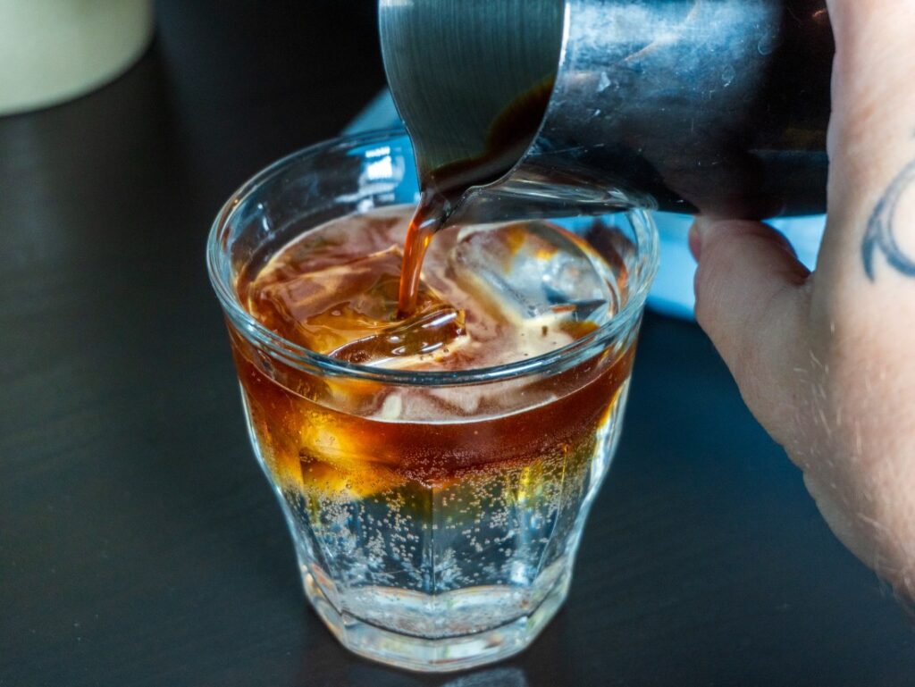 nalievanie cold brew na tonic