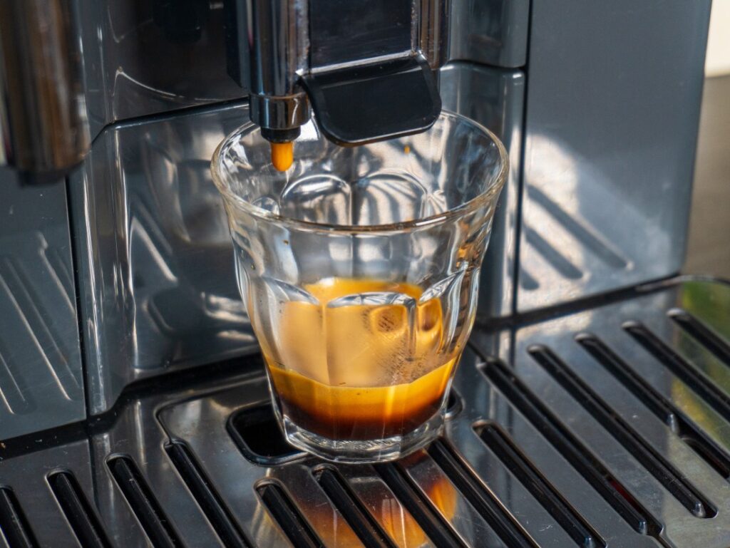 príprava cold brew na DeLonghi Eletta Explore