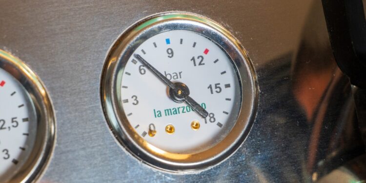 tlak 6 barov na kávovare La Marzocco