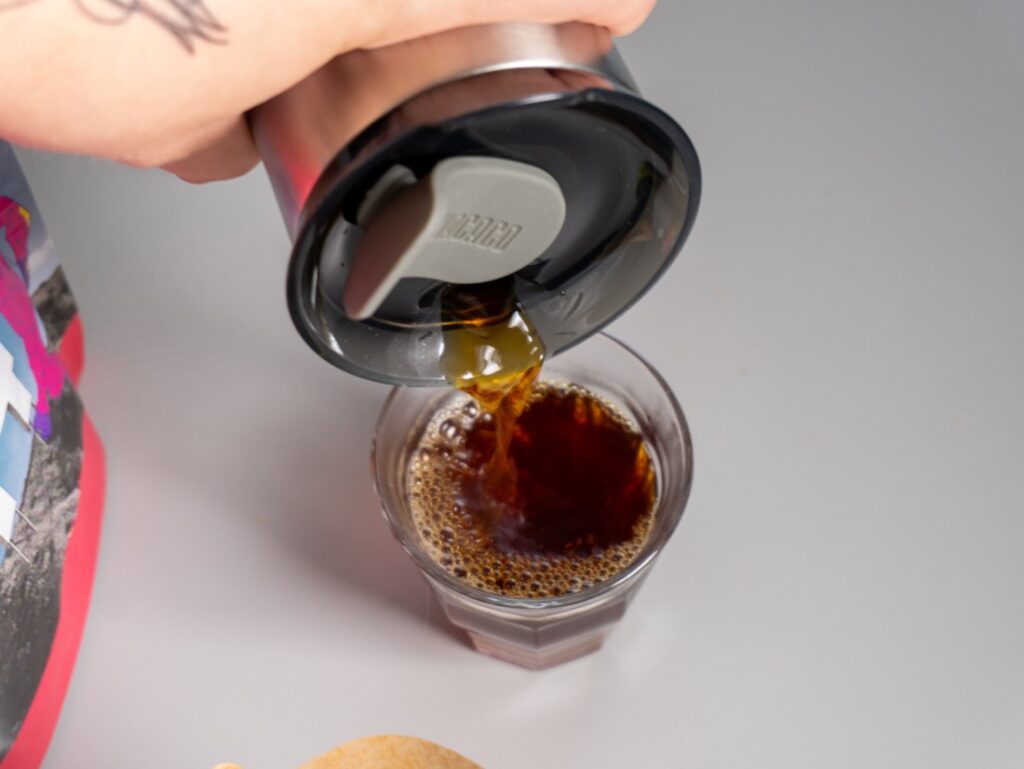 cestovný kávovar Wacaco Cuppamoka - nalievanie kávy do pohára