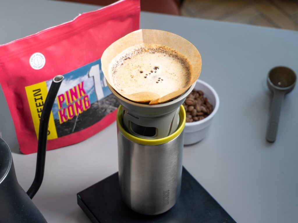 cestovný kávovar Wacaco Cuppamoka - príprava filtrovanej kávy