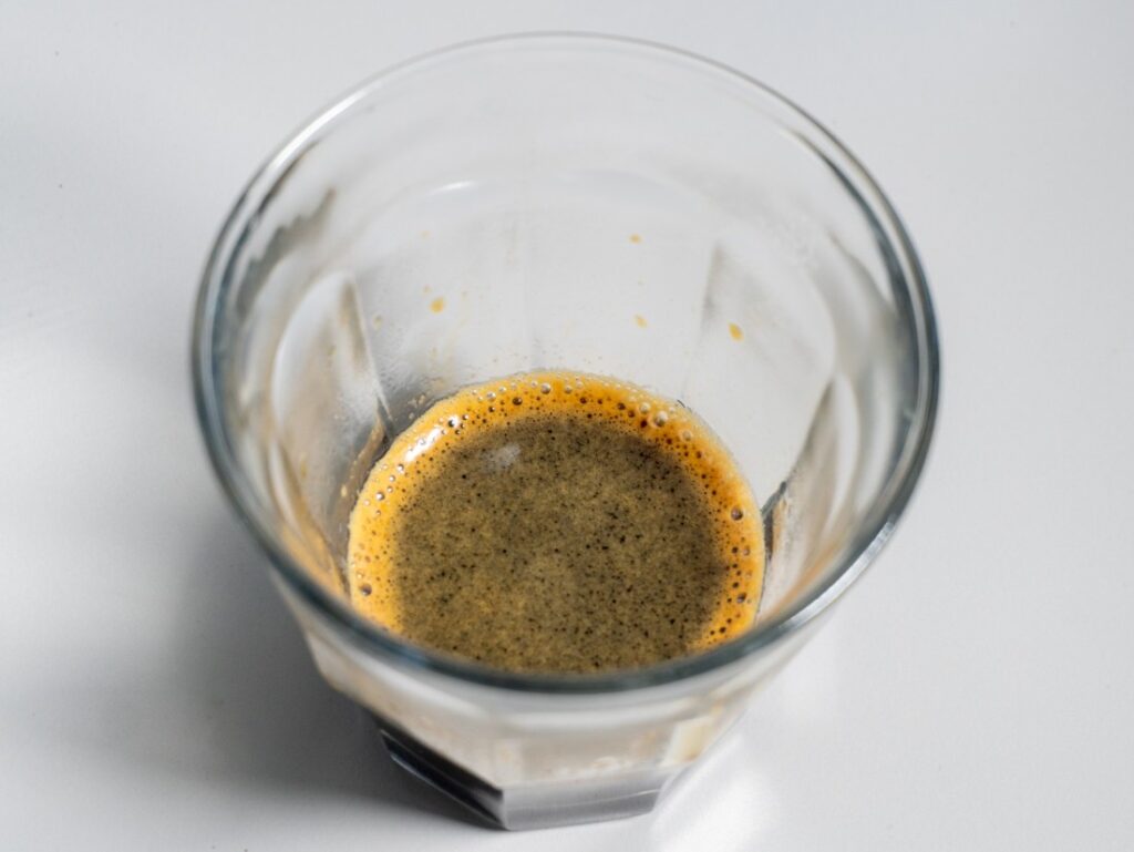 káva pripravená cez Aeropress Flow Control Filter Cap