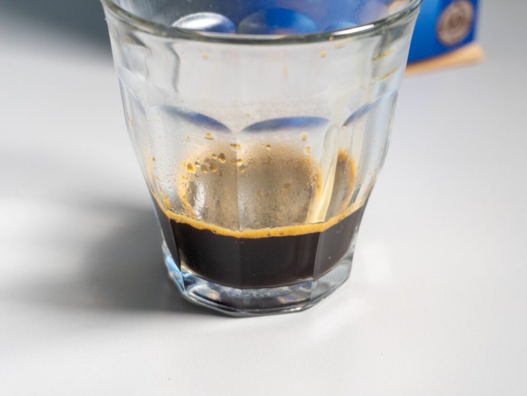 káva pripravená cez Aeropress Flow Control Filter Cap - pohľad zboku
