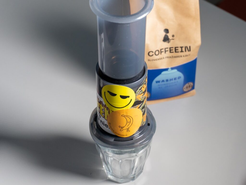 príprava kávy cez Aeropress s pomocou Flow Control Filter Cap