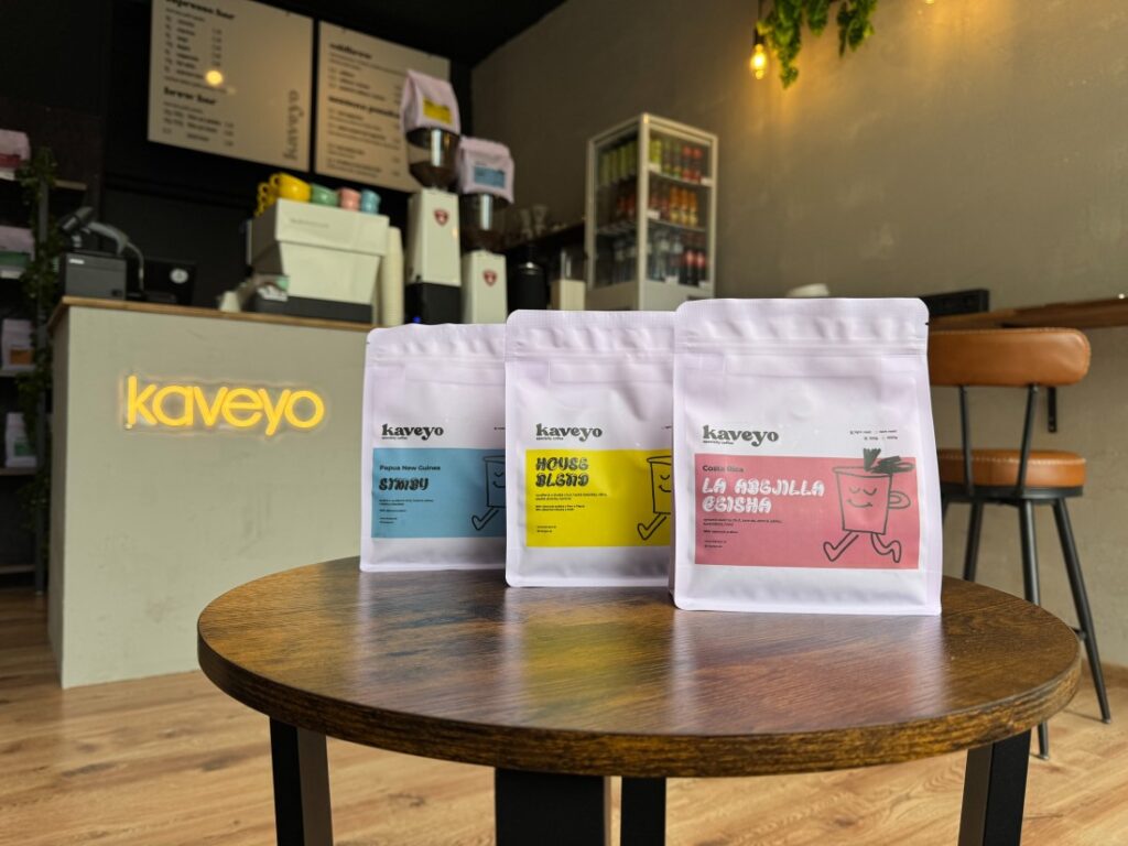 Kaveyo - balíčky s kávou na stole