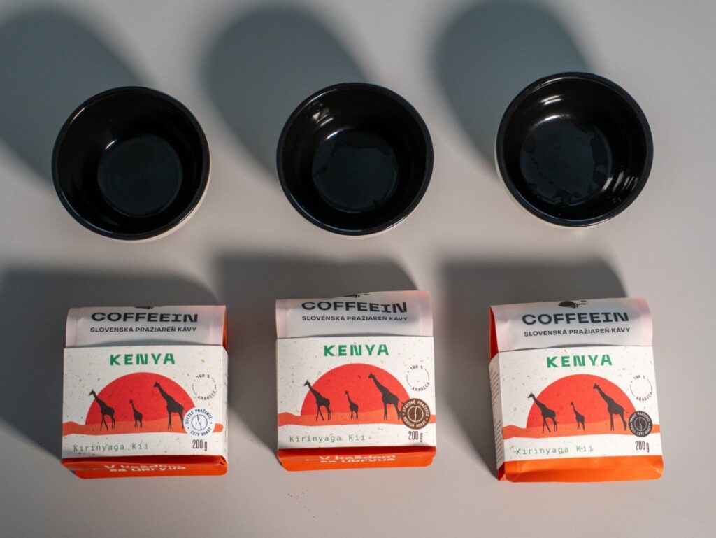 Kenya Kirinyaga Kii od COFFEEIN a cuppingové misky