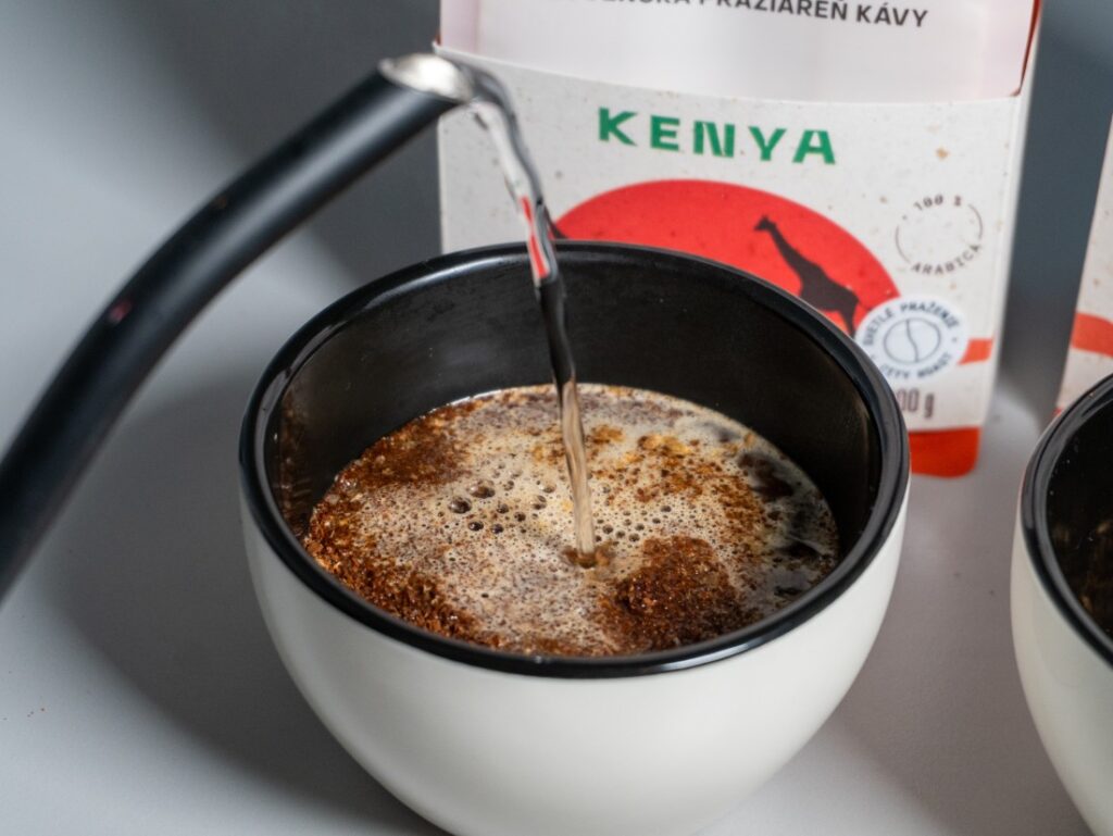 Kenya Kirinyaga Kii od COFFEEIN - zalievanie kávy na cupping