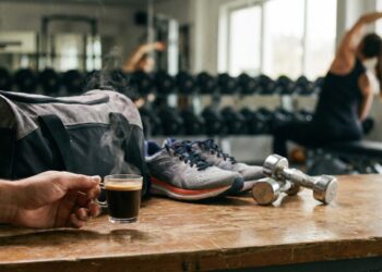 káva pred tréningom fitkom behom