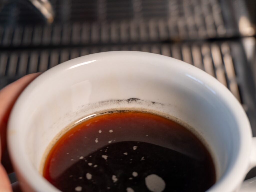 espresso z nejtmavěji pražené kávy