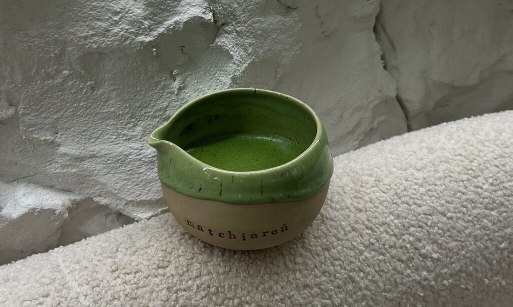 matcha v šálke s nápisom Matchiareň
