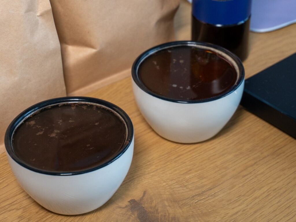 svetlo a tmavo pražená káva - cupping