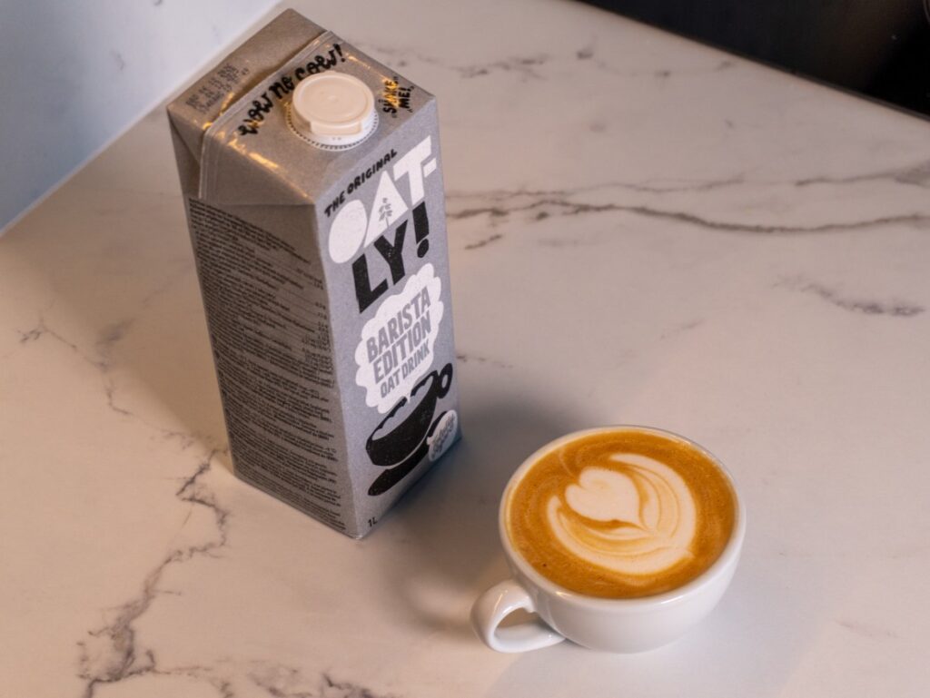 test alternatívnych baristických rastlinných mliek - Oatly - cappuccino