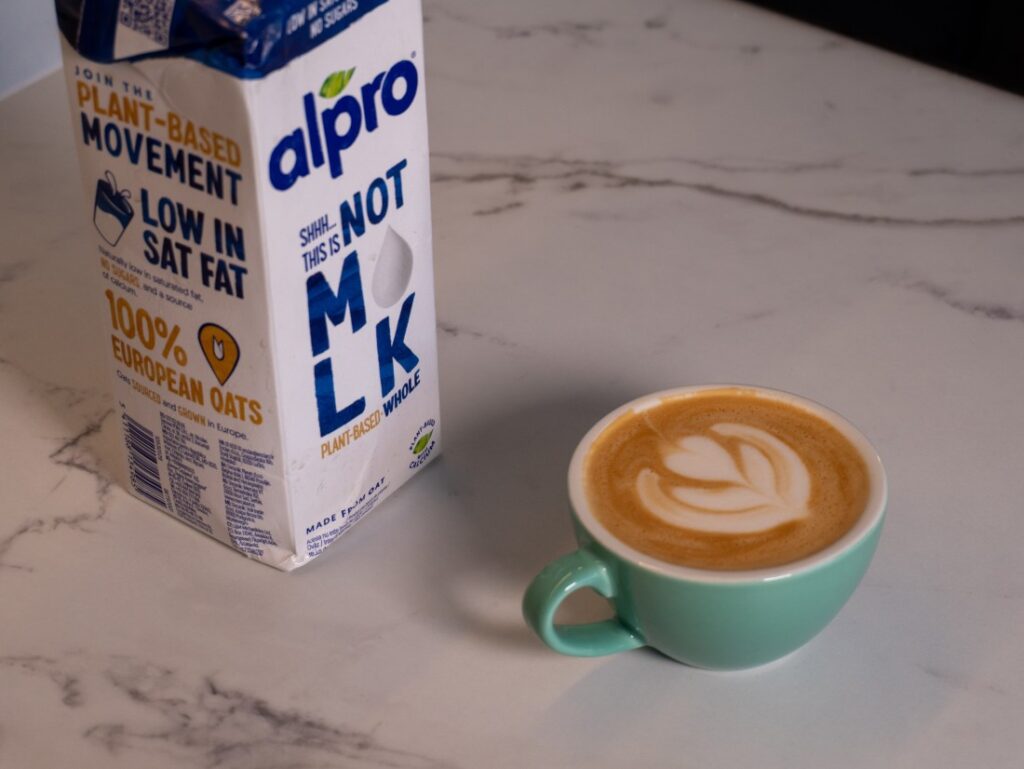 test alternatívnych baristických rastlinných mliek - alpro - cappuccino