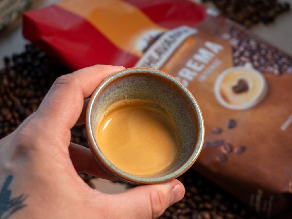 Jihlavanka Crema Intense - espresso v ruke