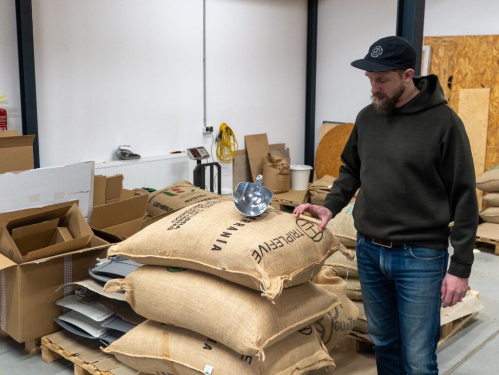 Martin Beniak v sklade kávy Triple Five Coffee