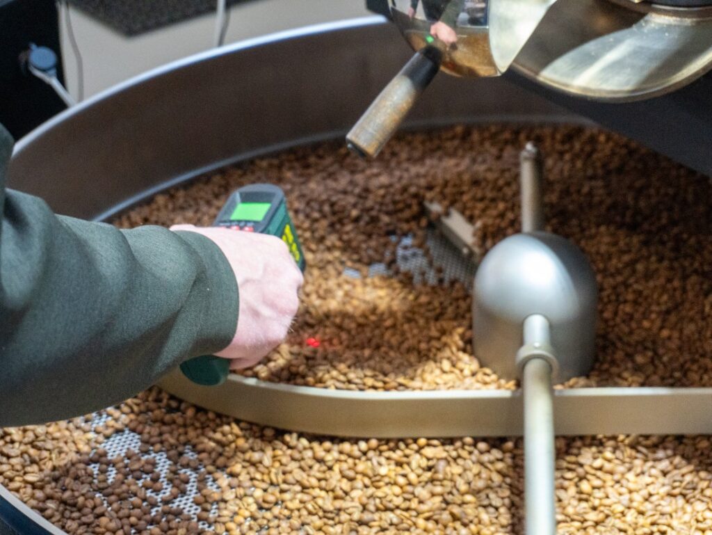 Triple Five Coffee - meranie stupňa praženia kolorimetrom