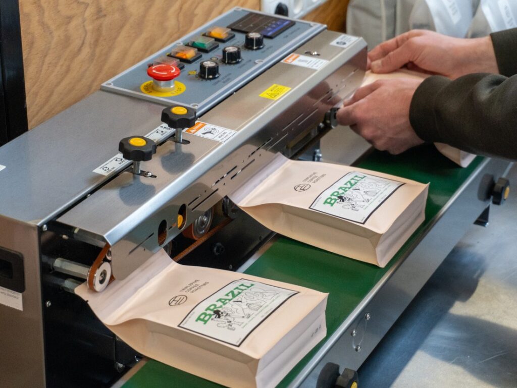 Triple Five Coffee - zatavovanie sáčkov