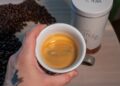 Caffé Molinari Intenso - espresso v ruke