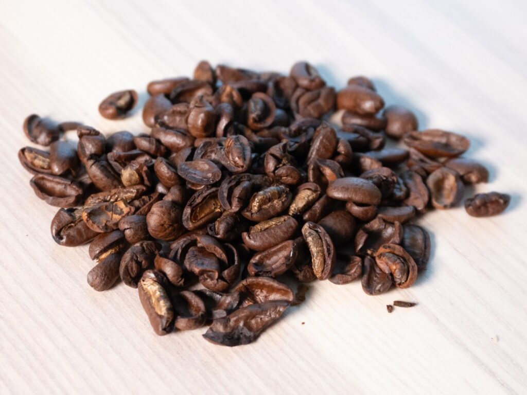 Caffé Molinari Intenso - mechanicky poškodené zrno