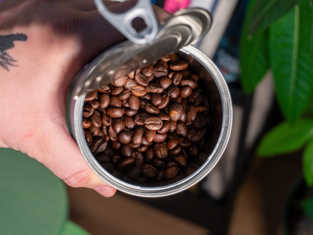 Caffé Molinari Intenso - pohľad dovnútra plechovky
