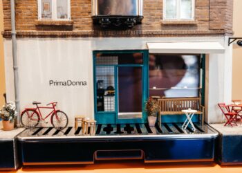 The Worlds Smallest Coffee Shop - DeLonghi