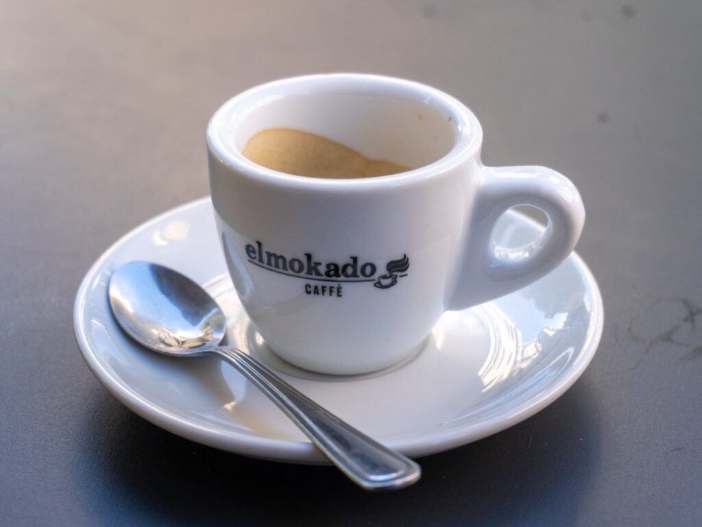 espresso v Taliansku - elmokado caffé