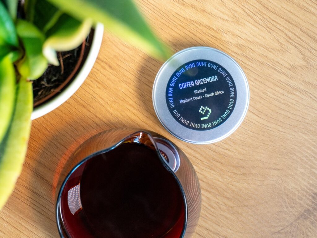 Coffea Racemosa od Ovni - obal a filtrovaná káva