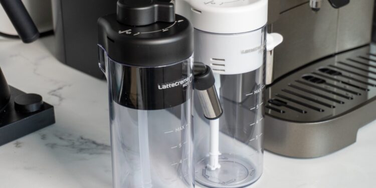 DeLonghi Magnifica DUO - karafy na teplé a studené mlieko