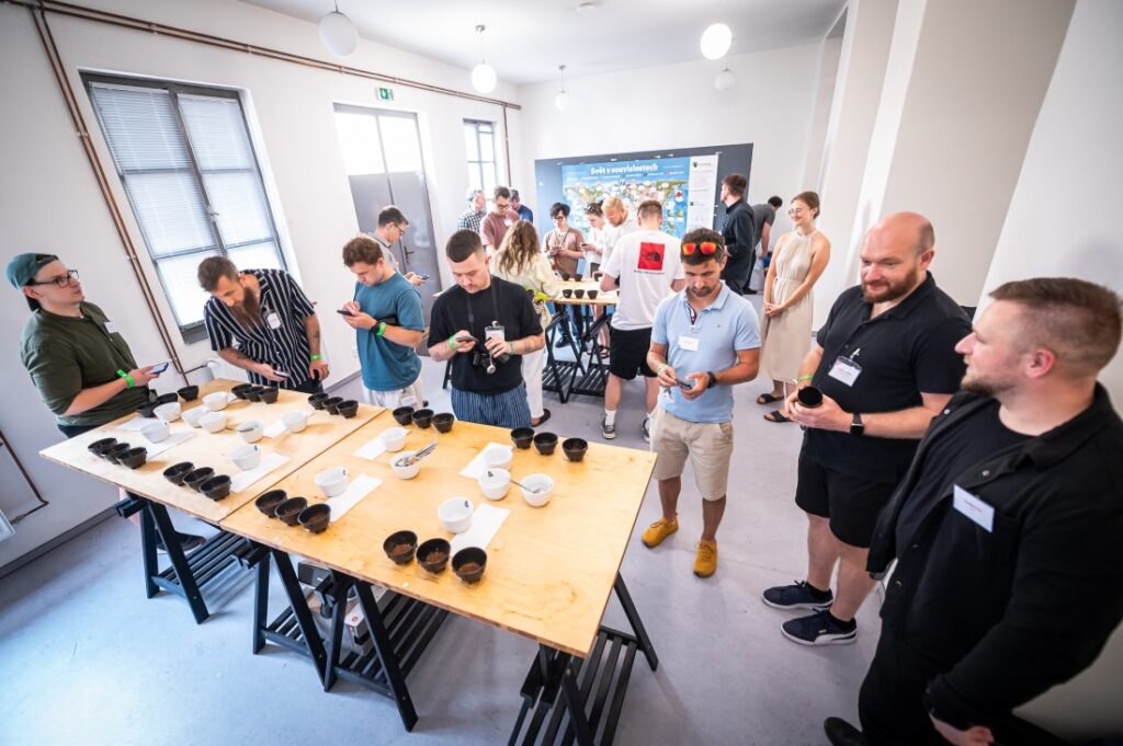 Filip Lörinc na akcii Fairtrade Specialty Coffee Dialogue v Prahe - spoločný cupping