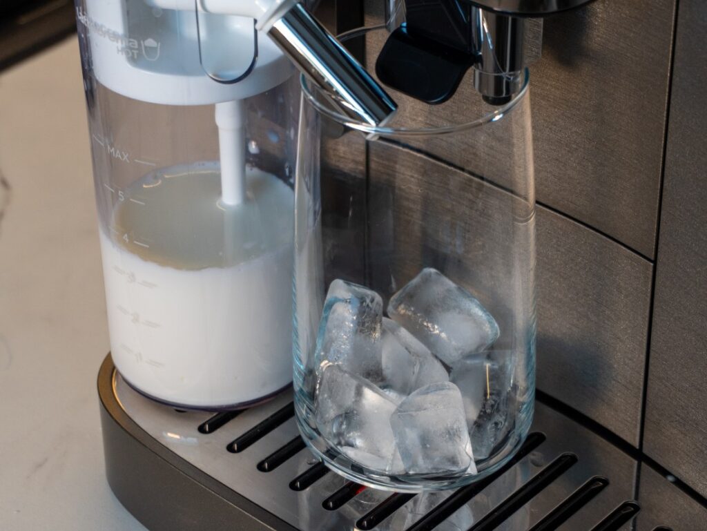 LatteCrema Cool od DeLonghi a kocky ľadu v pohári