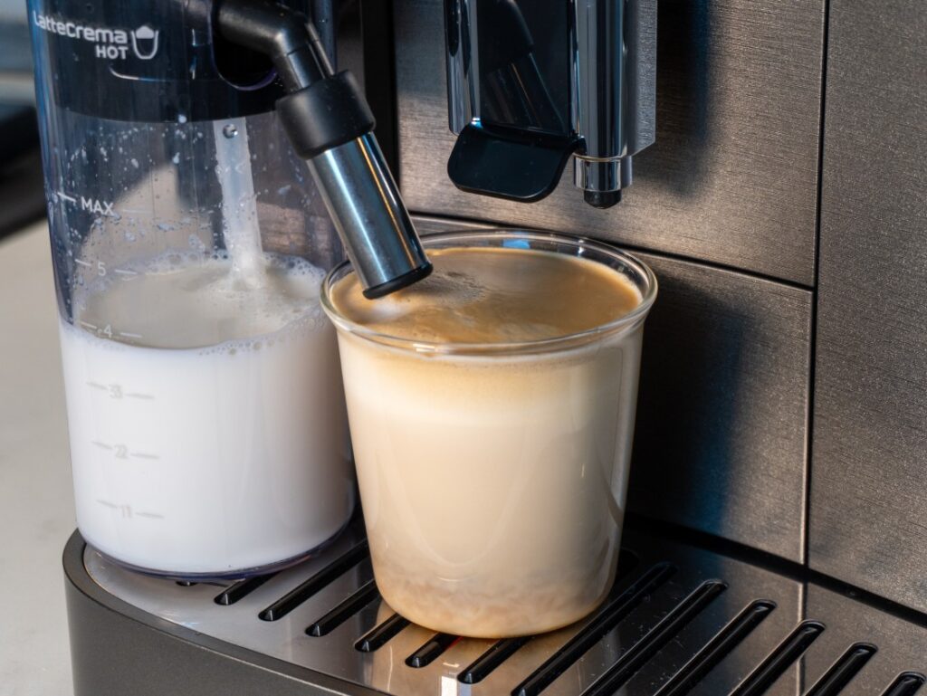 príprava Flat White na DeLonghi Magnifica Duo