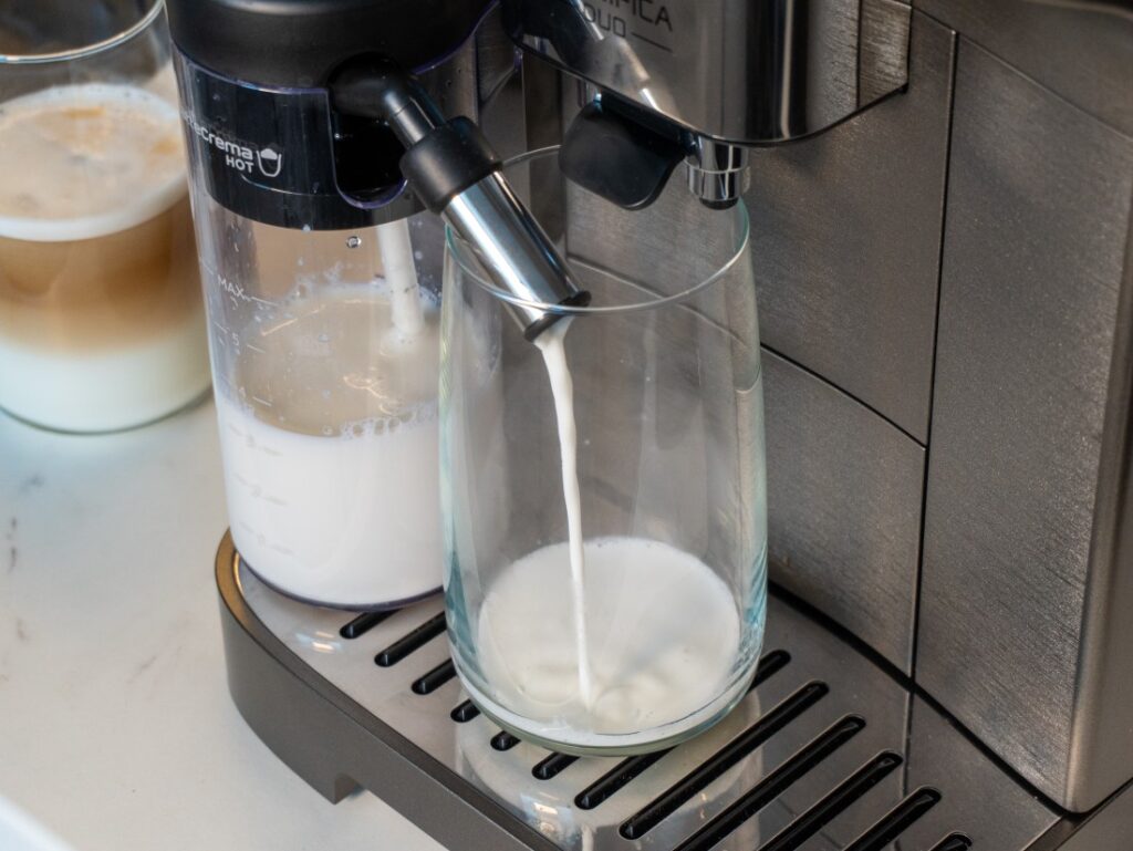 príprava Latte Macchiato na DeLonghi Magnifica DUO
