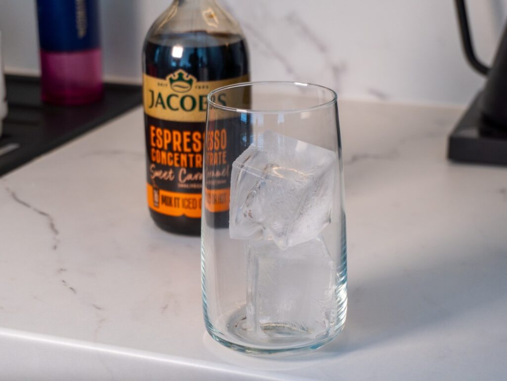 Jacobs Espresso Concentrate - ľad v pohári