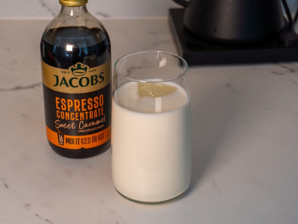 Jacobs Espresso Concentrate - mlieko a ľad v pohári