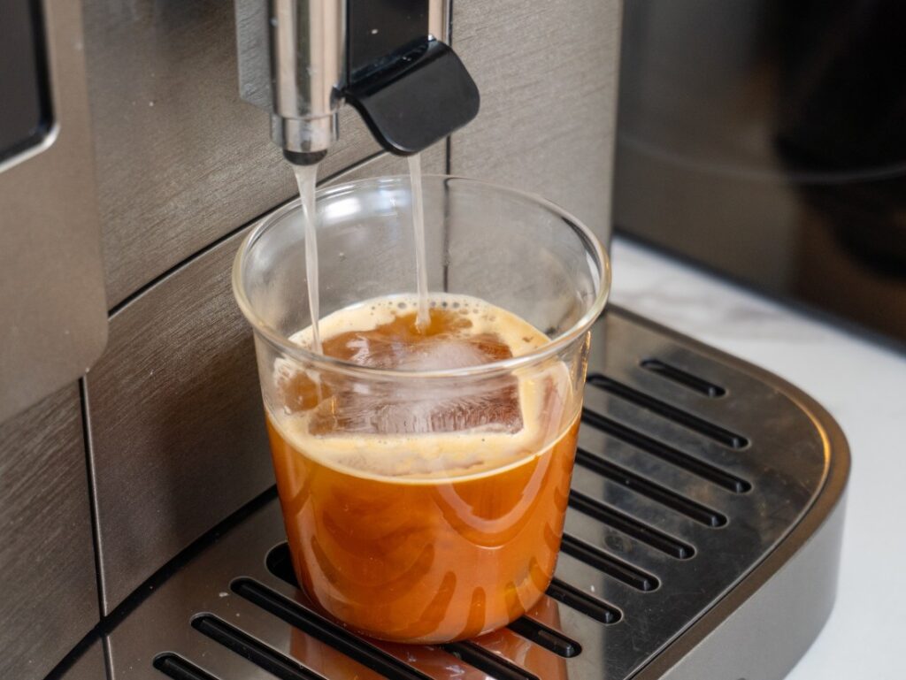 príprava Iced Americano na DeLonghi Magnifica Duo