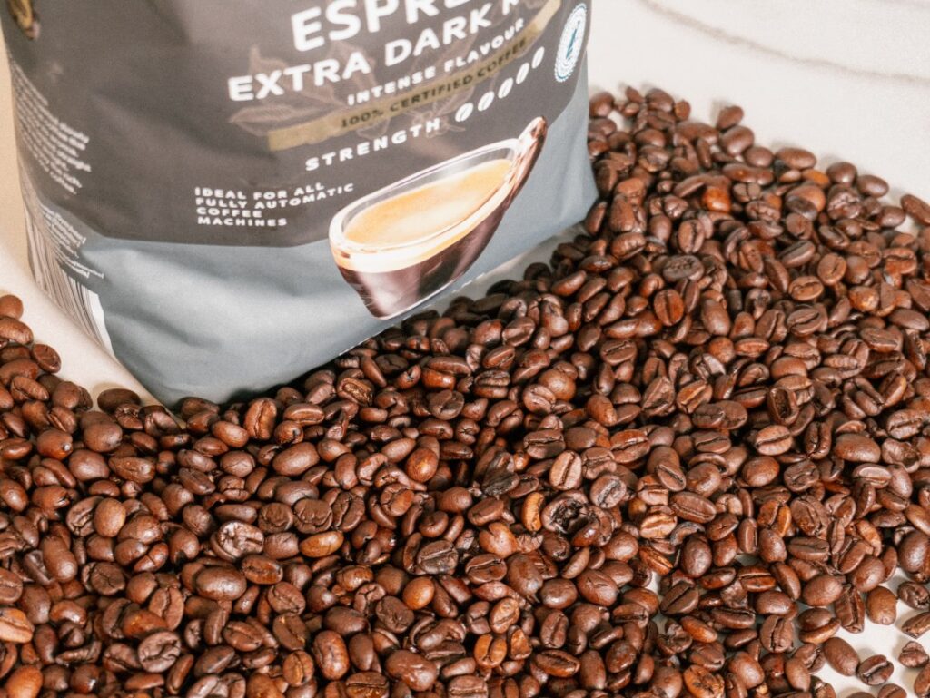 Bellarom Espresso Extra Dark Roast - vysypané zrná