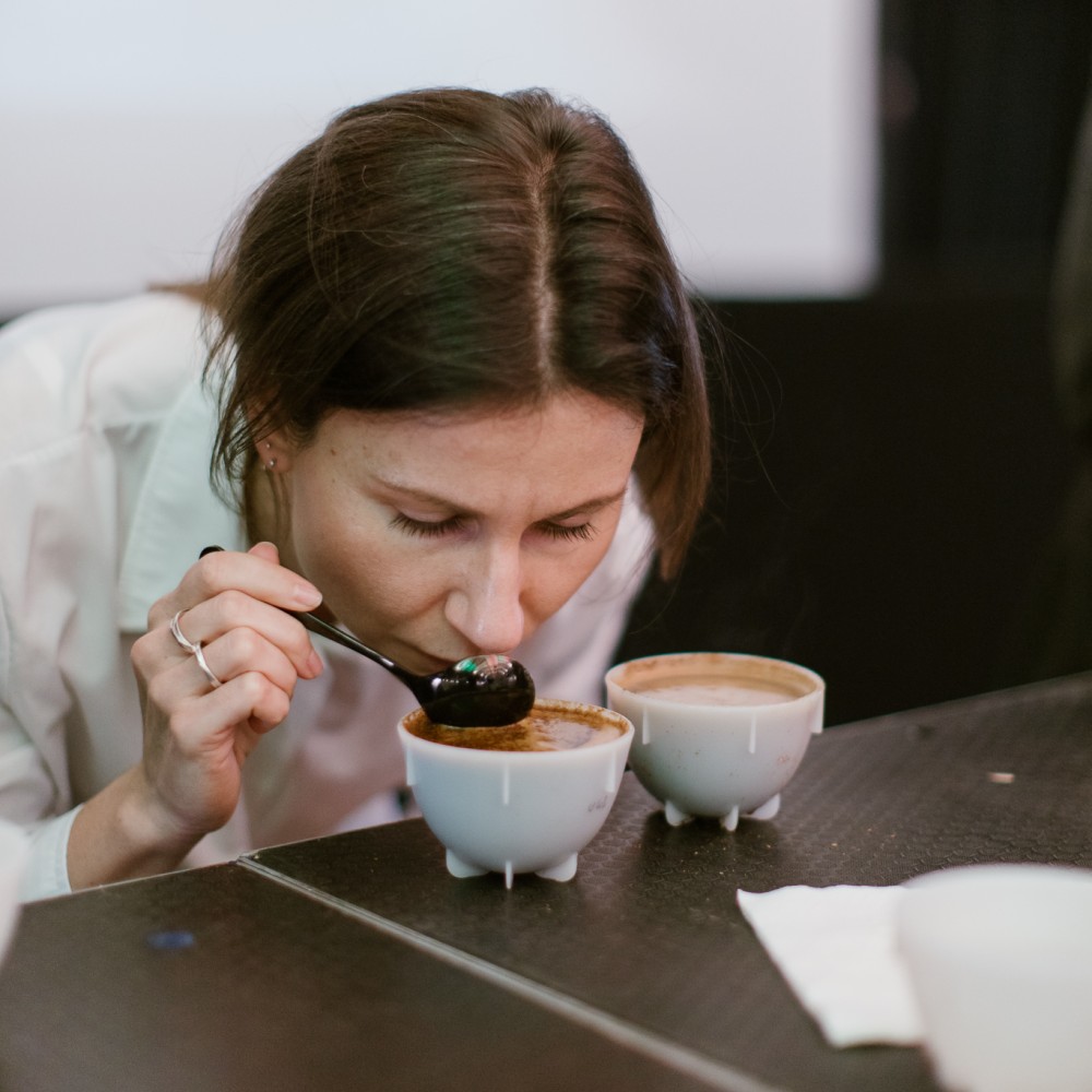 Julia Dziadevich pri cuppingu