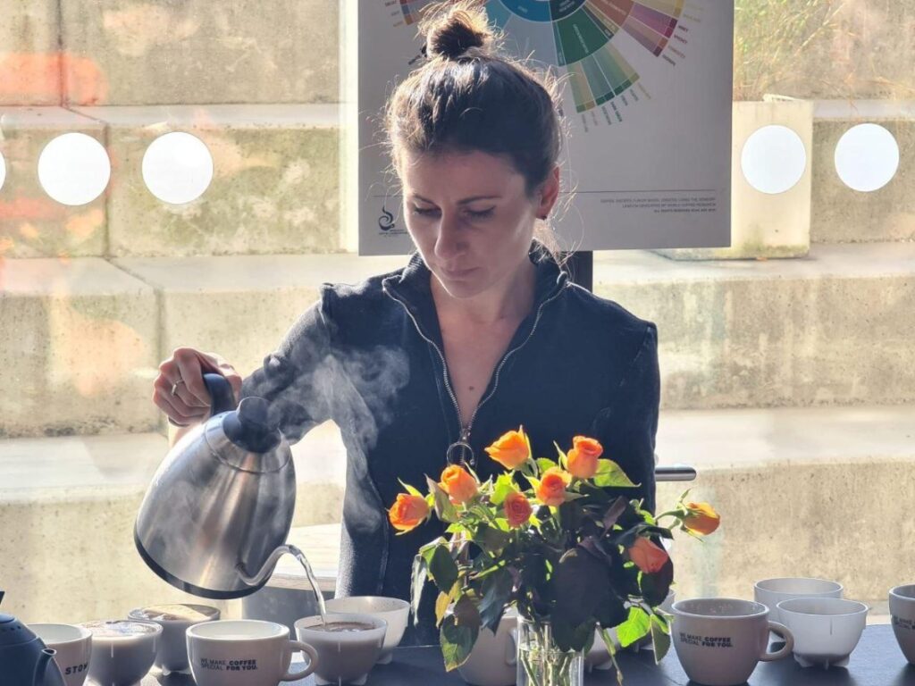 Julia Dziadevich pripravuje cupping