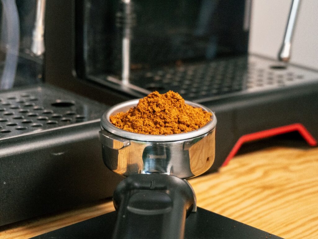 osemročná káva - mletá káva v páke