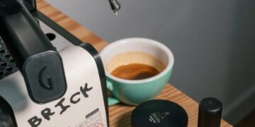 raper Karlo - Kafe Brick - Brazil Carreira - espresso v šálke