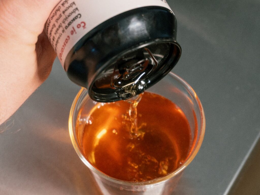 Cascara Soda od Kofficherry - nalievanie do pohára