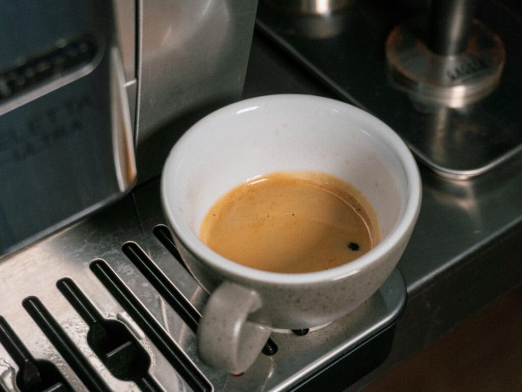espresso pripravené na kávovare DeLonghi